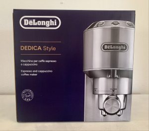 De'Longhi Dedica Style EC 685.B Siebträgermaschine im Karton von vorne