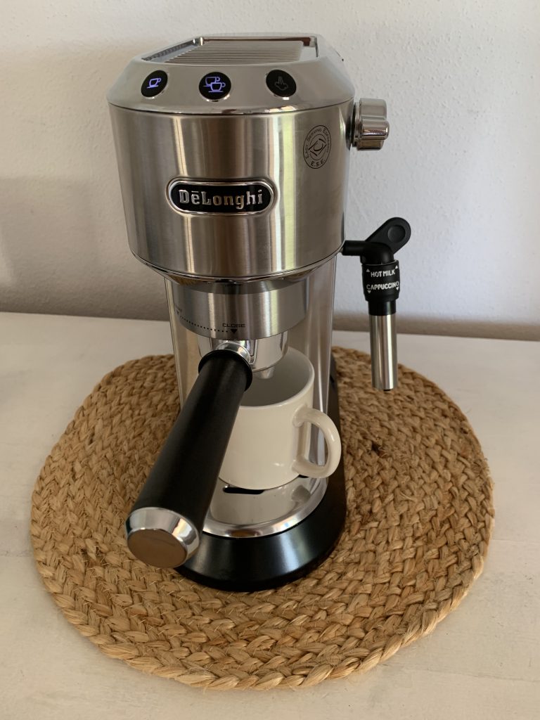 De'Longhi Dedica Style EC 685.B Siebträgermaschine mit leuchtenden Kontrollleuchten