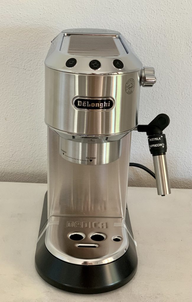 De'Longhi Dedica Style EC 685.B Siebträgermaschine von vorne