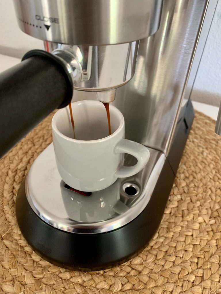 De'Longhi Dedica Style EC 685.B Siebträgermaschine während der Kaffeezubereitung