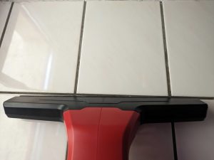 Einheill BRILLIANTO Fenstersauger während der Benutzung auf Fliesen