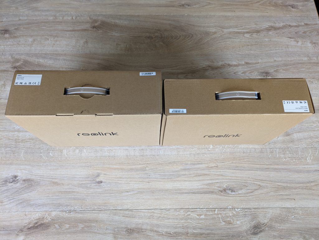 Einzelne Verpackungen des RLK8-800B4 Reolink Überwachungskamera-Sets von oben