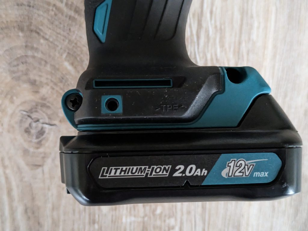 Freies Gewinde zur Gürtelclipmontage des Makita DF333DSAE Akkuschraubers