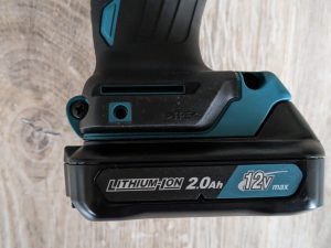 Freies Gewinde zur Gürtelclipmontage des Makita DF333DSAE Akkuschraubers