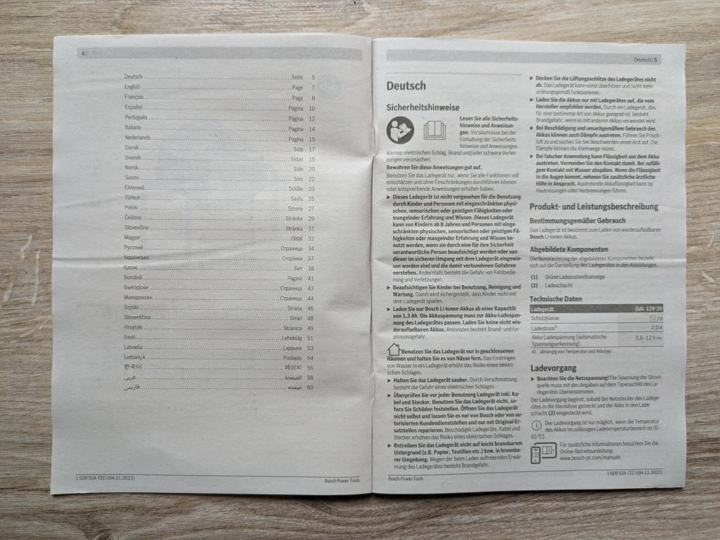 Geöffnete Anleitung des Ladegerätes des Bosch Professional GSR 12V-15 Akkuschraubers