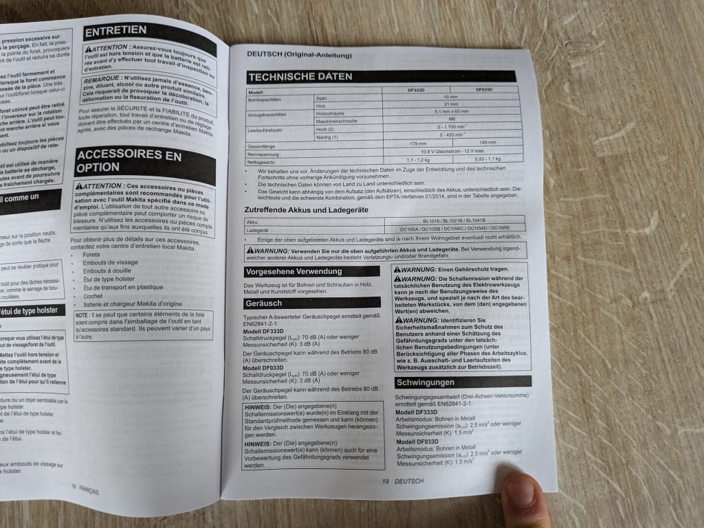 Geöffnete Betriebsanleitung des Makita DF333DSAE Akkuschraubers