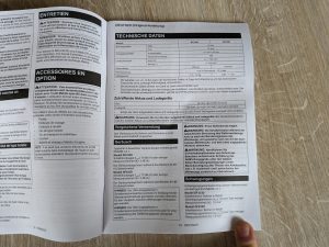 Geöffnete Betriebsanleitung des Makita DF333DSAE Akkuschraubers