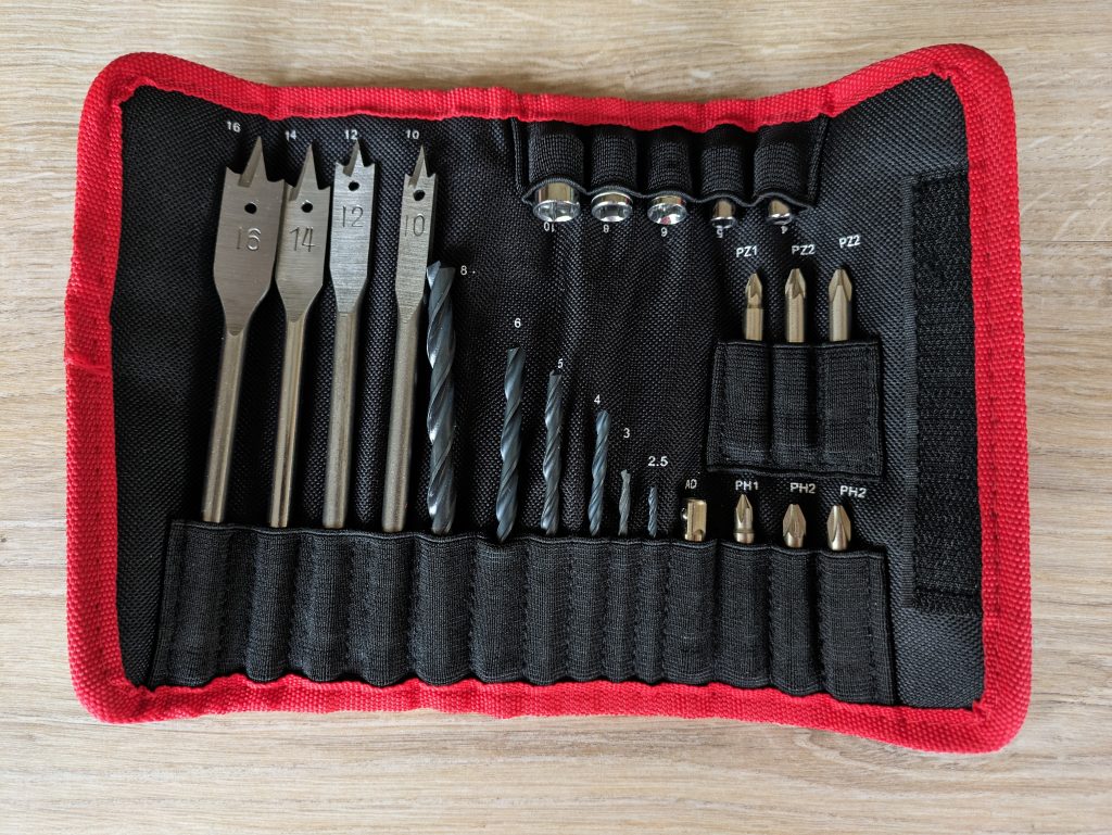 Geöffnete Bit- und Bohrertasche des HYCHIKA 12V Akkuschraubers