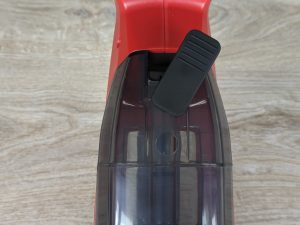 Geöffnete Lasche des Tanks des Einhell BRILLIANTO Fensterreinigers