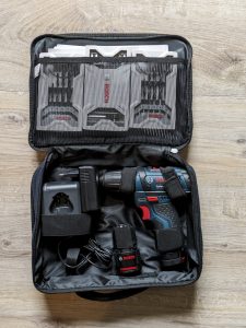 Geöffnete Tasche des Bosch Professional GSR 12V-15 Akkuschraubers