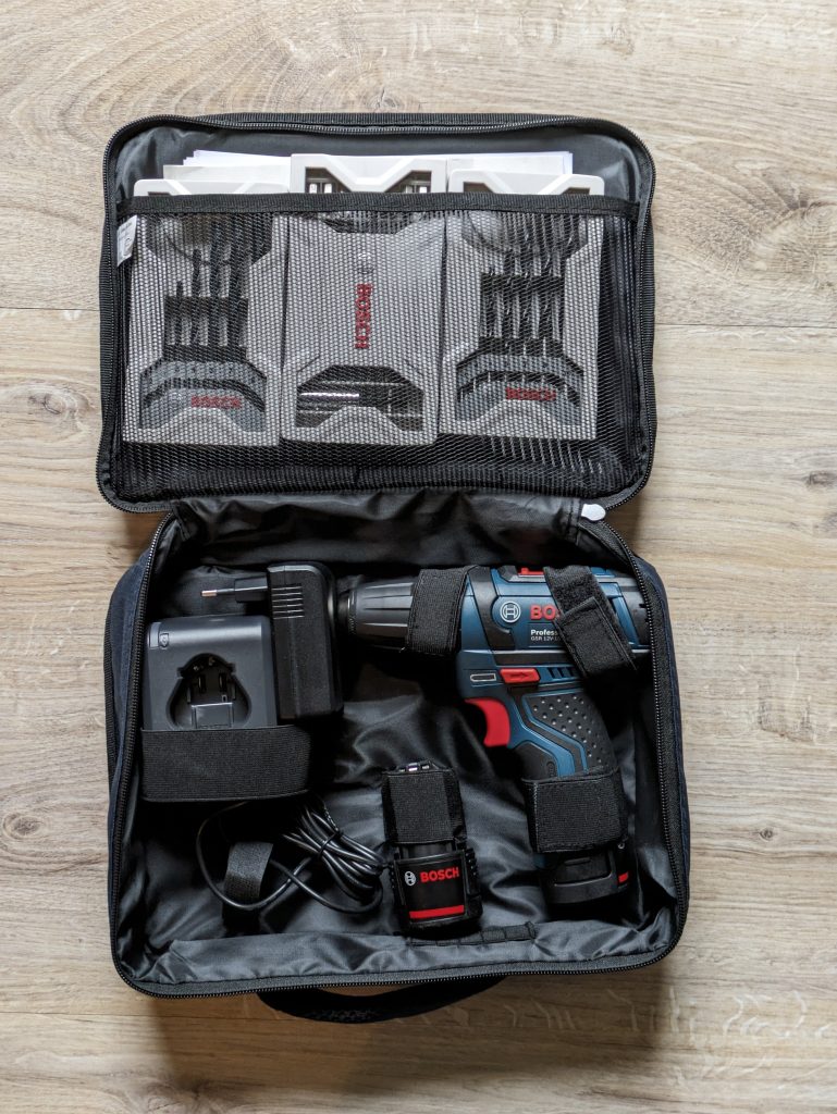 Geöffnete Tasche des Bosch Professional GSR 12V-15 Akkuschraubers