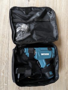 Geöffnete Tasche des WESCO WS2013 WS2103.1 CSD40Q Akkuschraubers mit Inhalt