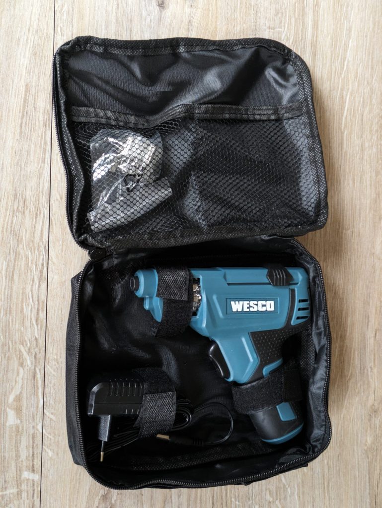 Geöffnete Tasche des WESCO WS2013 WS2103.1 CSD40Q Akkuschraubers mit Inhalt