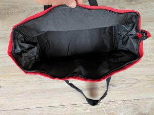 Geöffnete Transporttasche des HYCHIKA 12V Akkuschraubers von oben