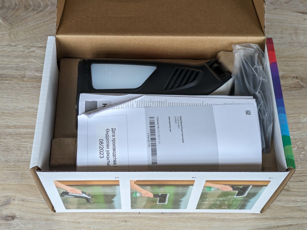 Geöffnete Verpackung des Bosch Home and Garden GlassVAC Fenstersaugers mit Anleitung