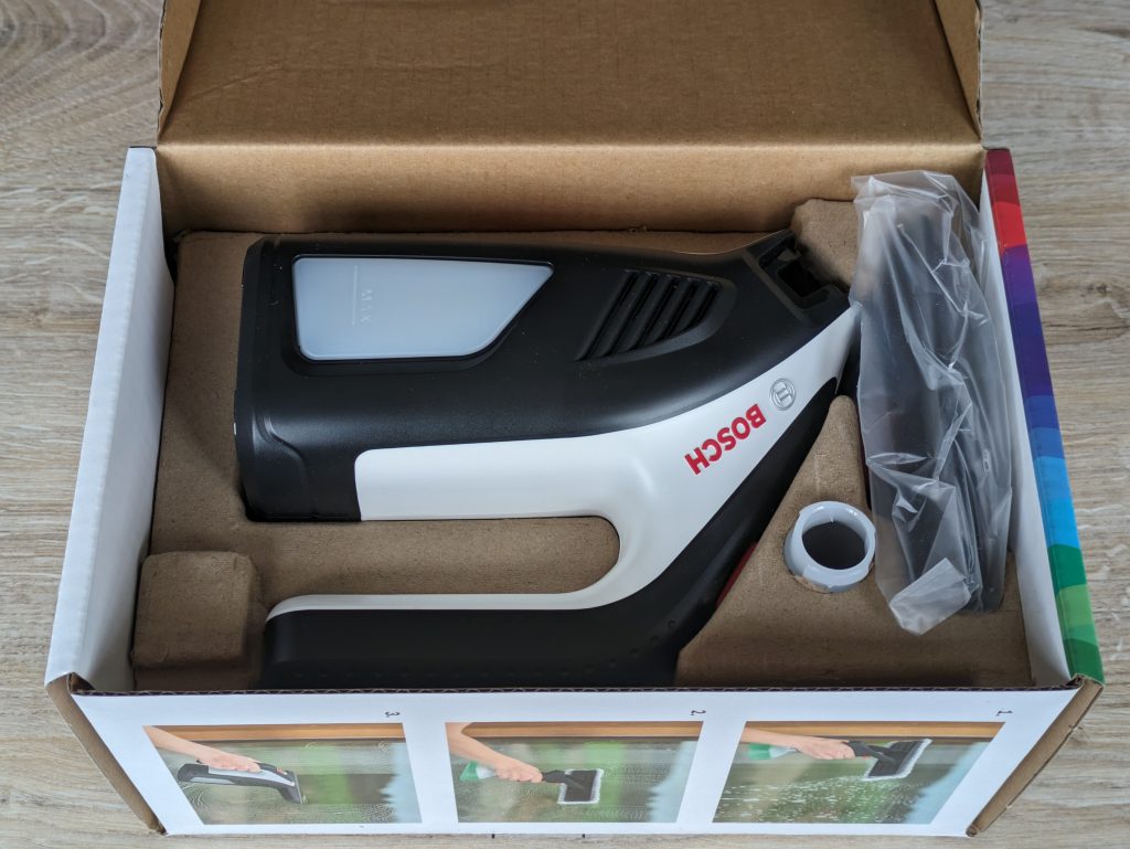 Geöffnete Verpackung des Bosch Home and Garden GlassVAC Fenstersaugers ohne Anleitung