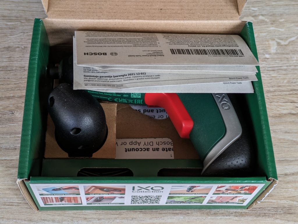 Geöffnete Verpackung des Bosch IXO 7. Generation Akkuschraubers mit Anleitung