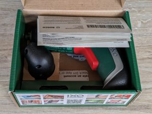 Geöffnete Verpackung des Bosch IXO 7. Generation Akkuschraubers mit Anleitung