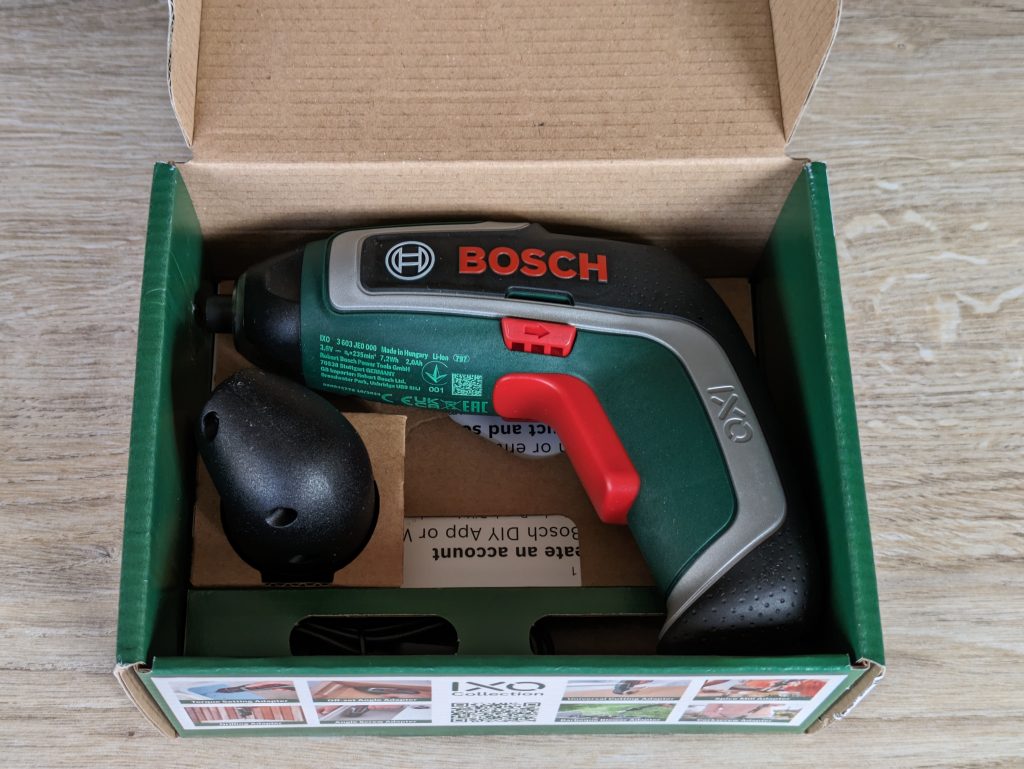 Geöffnete Verpackung des Bosch IXO 7. Generation Akkuschraubers ohne Anleitung