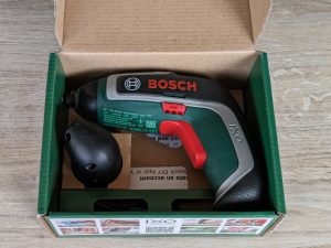 Geöffnete Verpackung des Bosch IXO 7. Generation Akkuschraubers ohne Anleitung