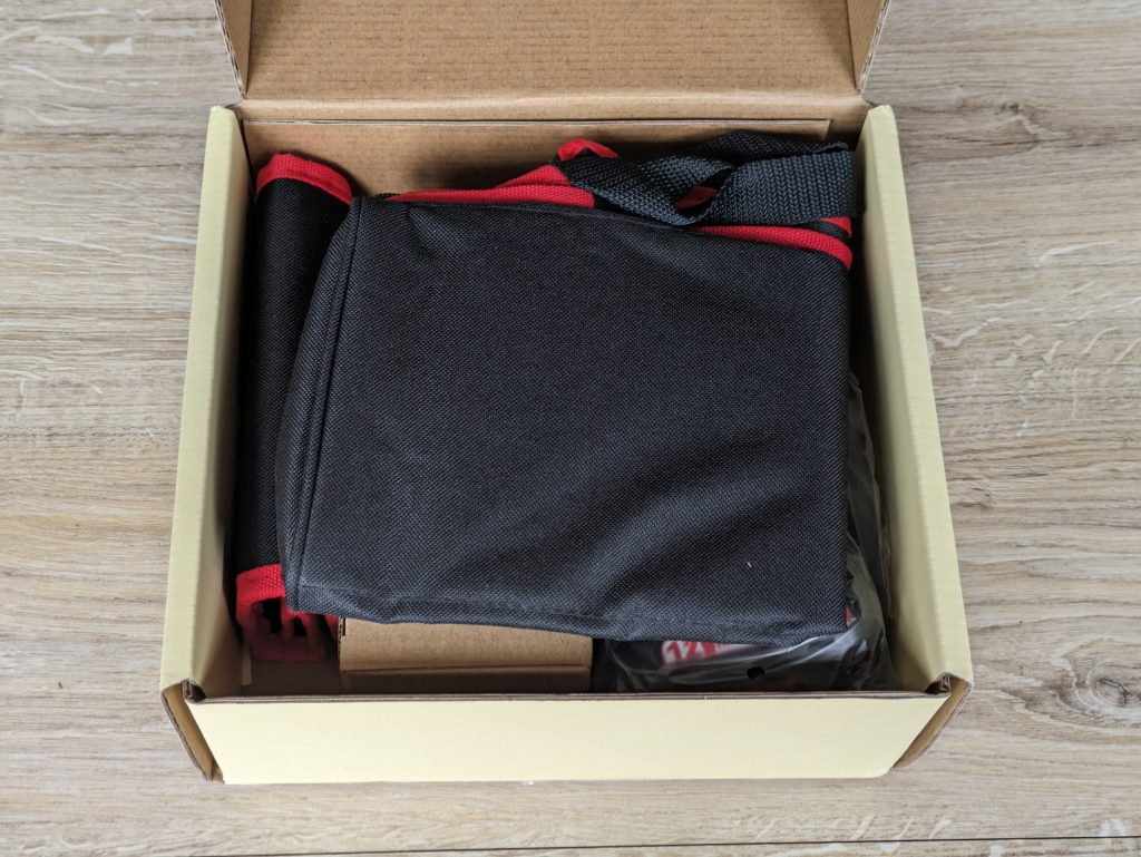 Geöffnete Verpackung des HYCHIKA 12V Akkuschraubers mit Tasche