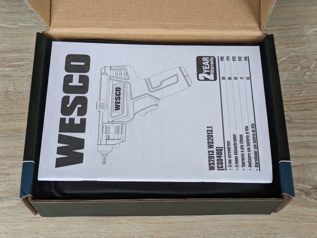 Geöffnete Verpackung des WESCO WS2013 WS2103.1 CSD40Q Akkuschraubers mit Anleitung