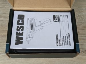 Geöffnete Verpackung des WESCO WS2013 WS2103.1 CSD40Q Akkuschraubers mit Anleitung