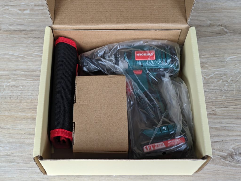 Geöffnete Verpackungdes HYCHIKA 12V Akkuschraubers ohne Tasche