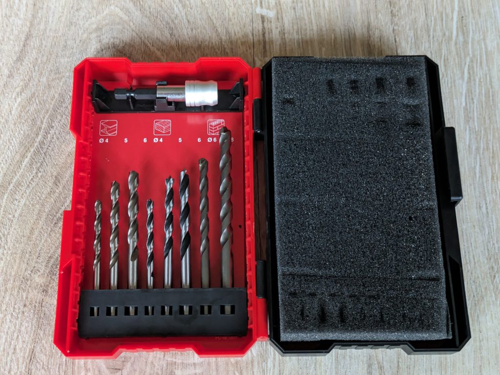 Geöffnete Zubehörbox des Einhell TP-CD 1850 Li-i BL Akkuschraubers mit Schaumstofftrennung