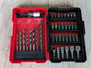 Geöffnete Zubehörbox des Einhell TP-CD 1850 Li-i BL Akkuschraubers ohne Schaumstofftrennung