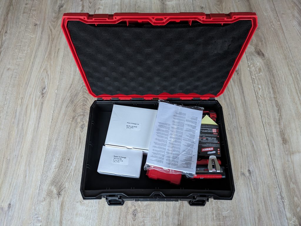 Geöffneter Koffer des Einhell TP-CD 1850 Li-i BL Akkuschraubers mit Handbuch