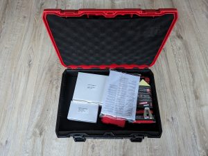 Geöffneter Koffer des Einhell TP-CD 1850 Li-i BL Akkuschraubers mit Handbuch