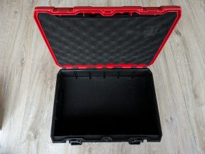 Geöffneter Koffer des Einhell TP-CD 1850 Li-i BL Akkuschraubers ohne Inhalt