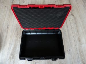 Geöffneter Koffer des Einhell TP-CD 1850 Li-i BL Akkuschraubers ohne Inhalt und ohne Schaumstoffboden