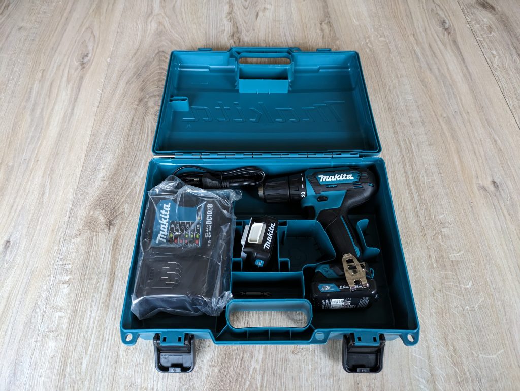 Geöffneter Koffer des Makita DF333DSAE Akkuschraubers
