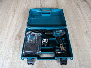 Geöffneter Koffer des Makita DF333DSAE Akkuschraubers