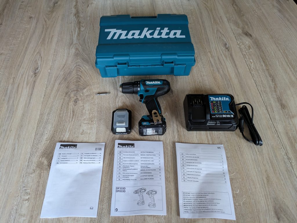Gesamter Lieferumfang des Makita DF333DSAE Akkuschraubers