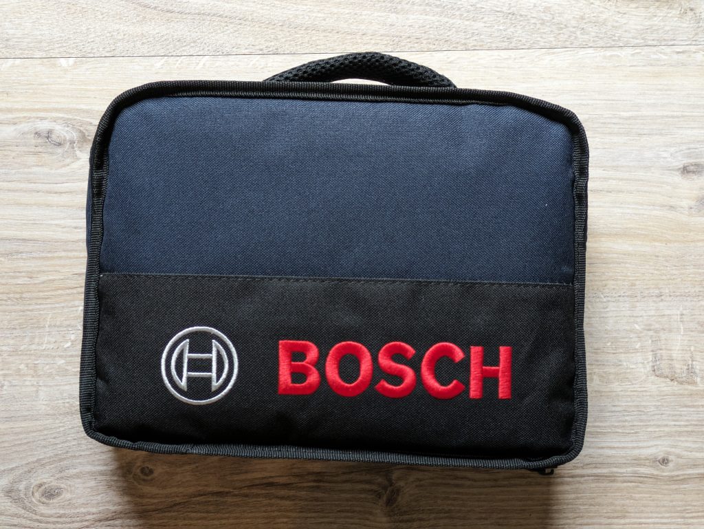 Geschlossene Tasche des Bosch Professional GSR 12V-15 Akkuschraubers von vorne