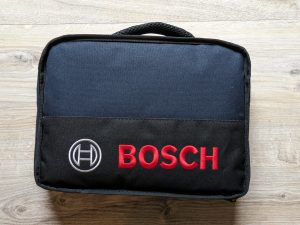 Geschlossene Tasche des Bosch Professional GSR 12V-15 Akkuschraubers von vorne