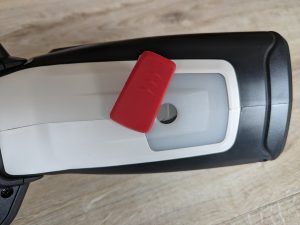 Gummilasche des Bosch Home and Garden GlassVAC Fenstersaugers geöffnet