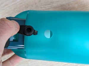 Gummilasche des Leifheit Aquanta Click Fenstersaugers geöffnet
