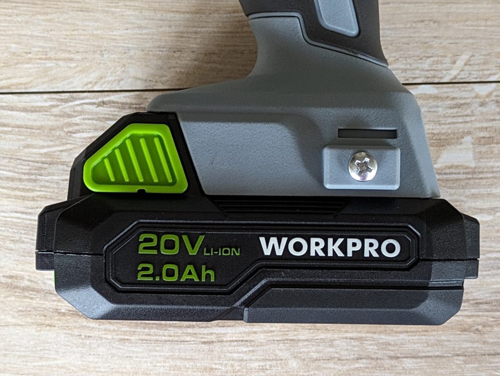Halterung für den Gürtelclip des WORKPRO ‎W122039AU Akkuschraubers von links