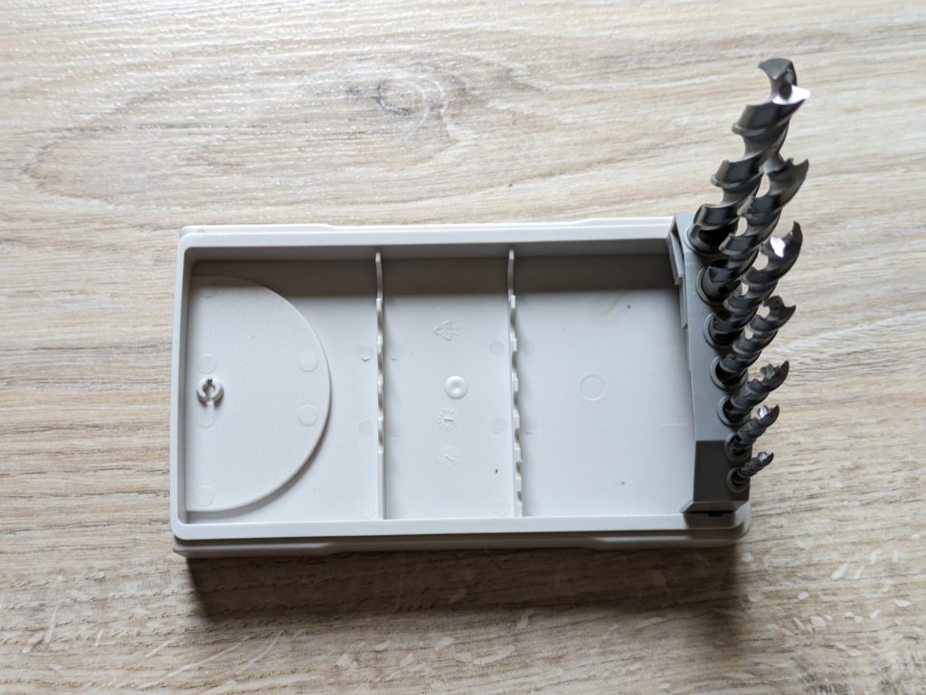 Holzbohrer-Box des Bosch Professional GSR 12V-15 Akkuschraubers mit aufgestellten Bohrern