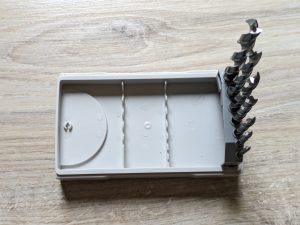 Holzbohrer-Box des Bosch Professional GSR 12V-15 Akkuschraubers mit aufgestellten Bohrern