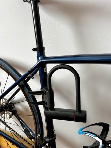 Bügelschloss U4 Mini von TRELOCK am Fahrradrahmen montiert