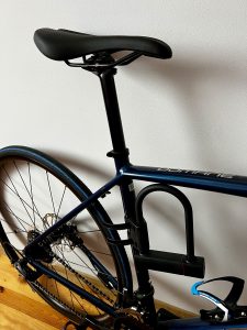 Bügelschloss U4 Mini von TRELOCK am Fahrradrahmen montiert