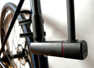 Bügelschloss U4 Mini von TRELOCK am Fahrradrahmen montiert