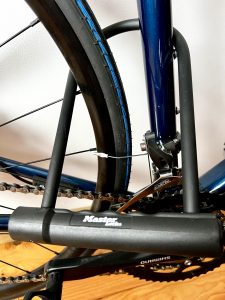 Masterlock Bügelschloss 8170EURDPRO angeschlossen