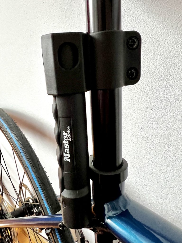 Masterlock Bügelschloss 8170EURDPRO in der Halterung