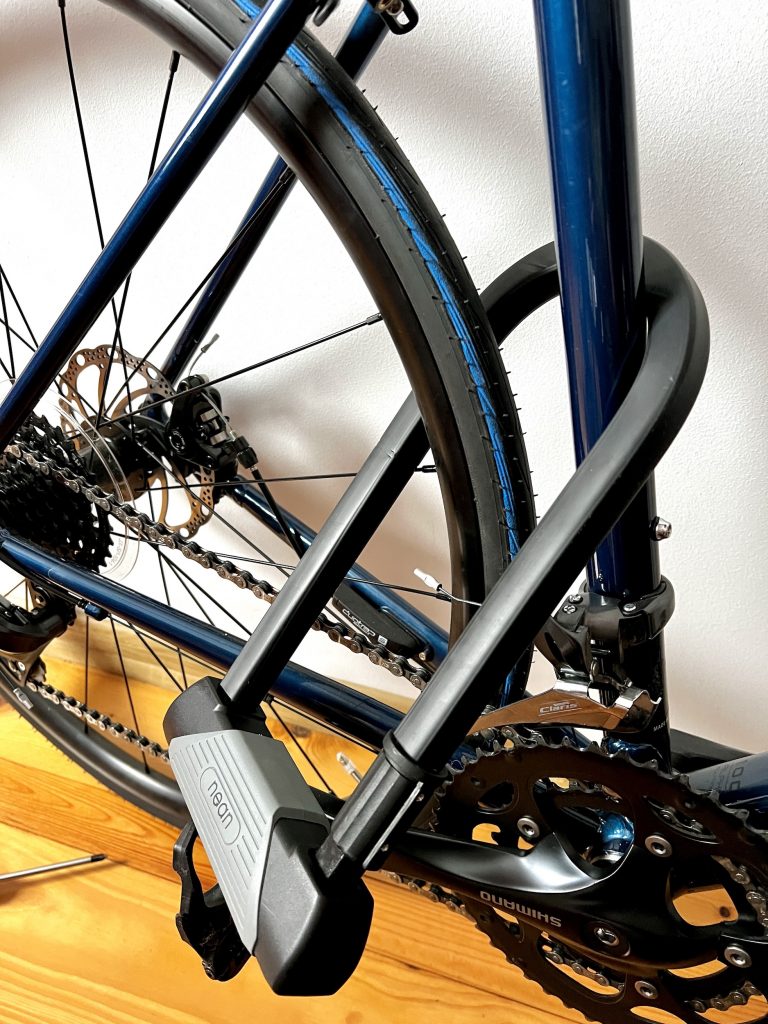 nean-Bügelschloss am Fahrrad angeschlossen